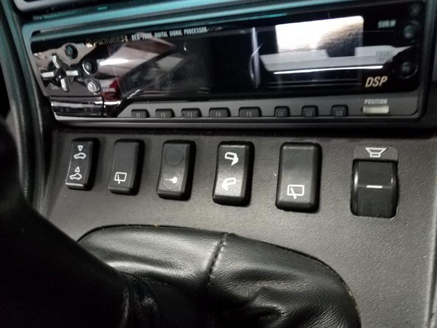 Детали интерьера Porsche 944 Turbo 1986 года  (фото 108 из 149)